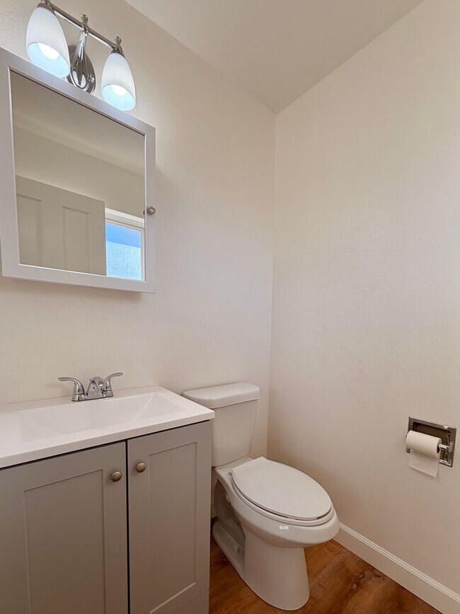 Building Photo - Lovely 5-bedroom, 2¾-bath home located in the heart of Old Town Firestone!