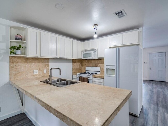 Building Photo - 1607 Valleyridge Dr