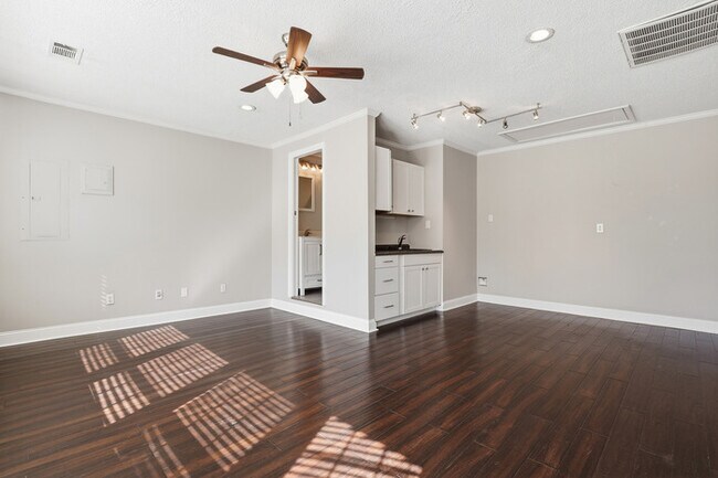 Building Photo - 10 Chamois Ct