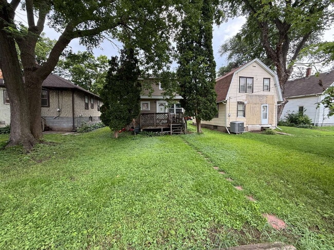 Building Photo - Spacious 2 bedroom, 1 bath home in highly ...
