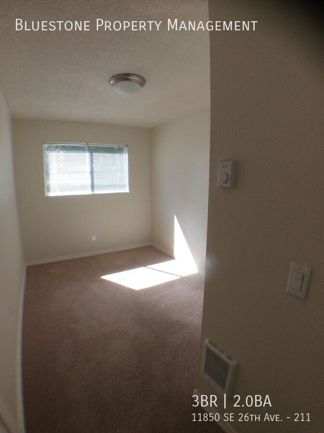 Building Photo - 2nd Floor 3 bedroom/2 bath.  Available app...