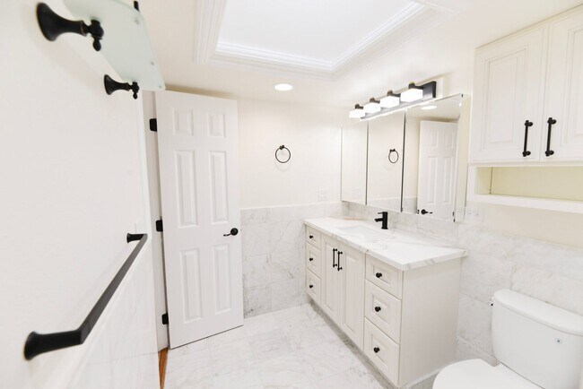 Building Photo - 412 Avenida Santa Barbara