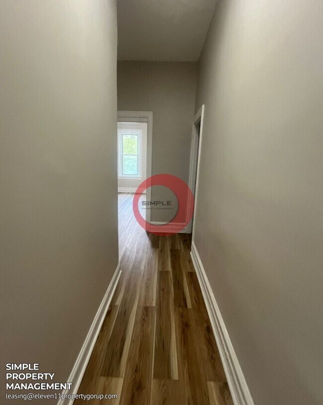 Building Photo - Massive 5 bedroom 1 bath house with fence in yard