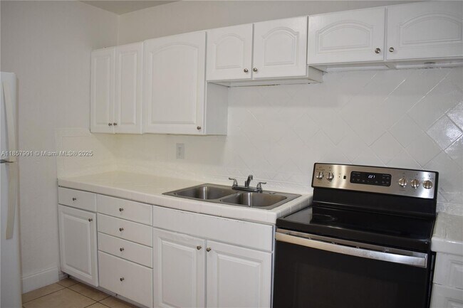 Building Photo - 633 NW 6th Ct