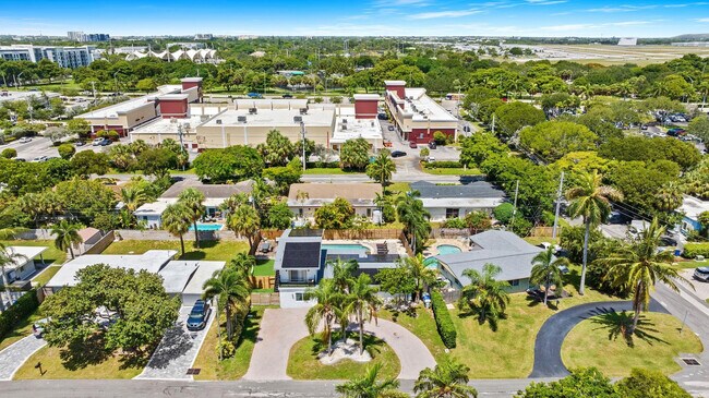 Building Photo - 865 NE 23rd Terrace