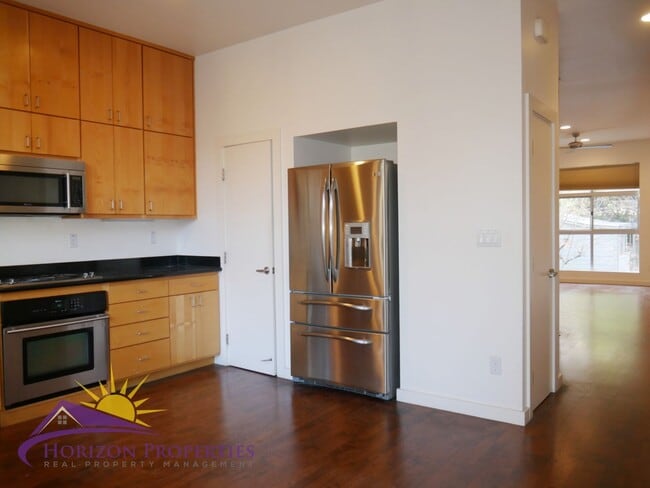Building Photo - Modern Bright Three-story 3 Bed 2 Bath 1,400 Sqft Mansion Flats Designer Condo