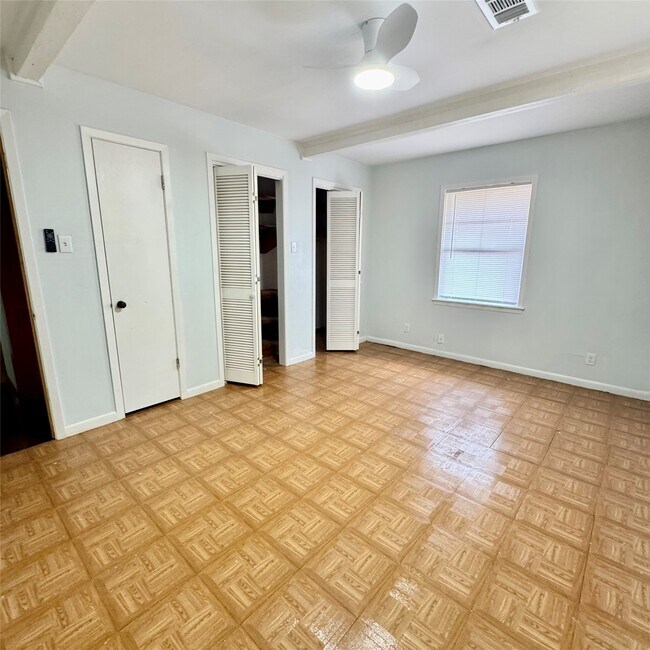 Building Photo - 1701 Gillette St