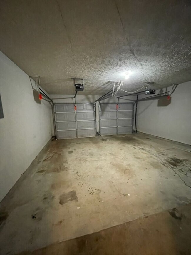 Building Photo - 3 Bedroom Home Available !