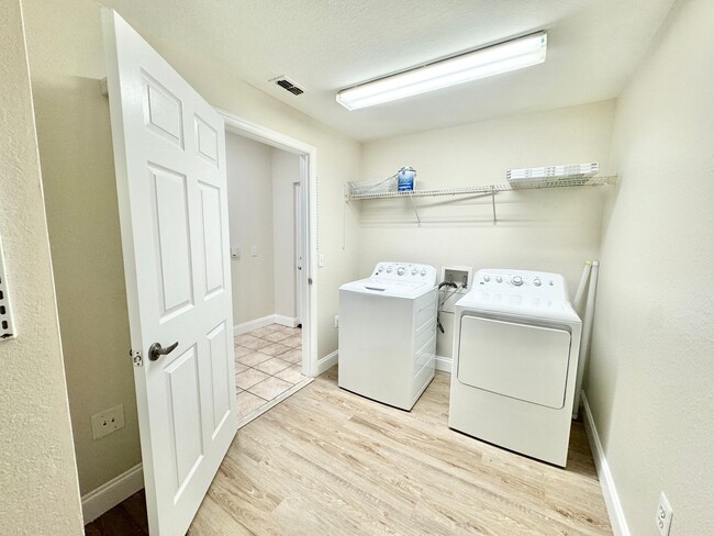 Building Photo - ** FAIRWAY PRESERVE ** 3 BED / 2 BATH COND...