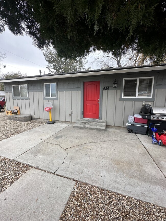 Primary Photo - Desirable 2 bedroom 1 Bath Home in Ontario