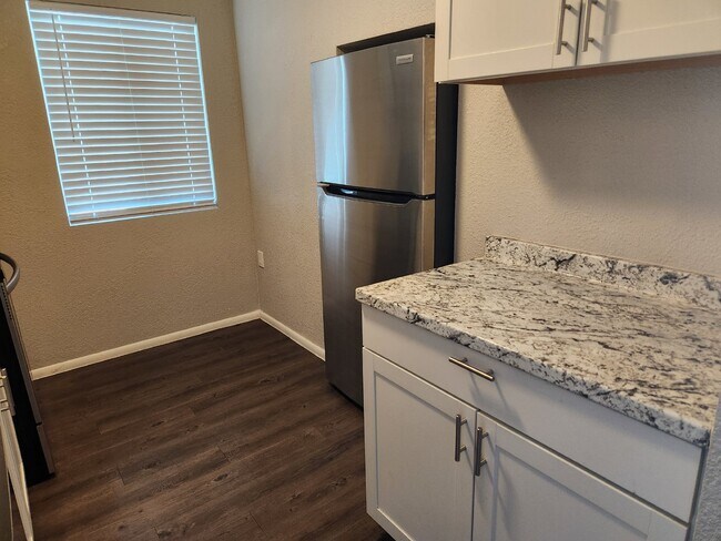 Building Photo - FABULOUS 2 BEDROOMS AND 1 BATHROOM FOR LEASE