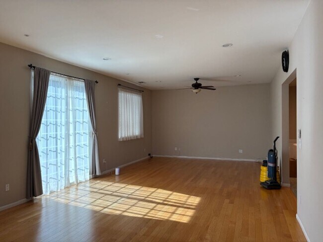 Building Photo - Beautiful Home