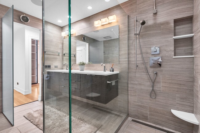 Building Photo - 623 Echo Ln