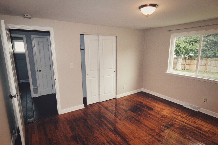 Master Bedroom - 5160 Roseview Ave