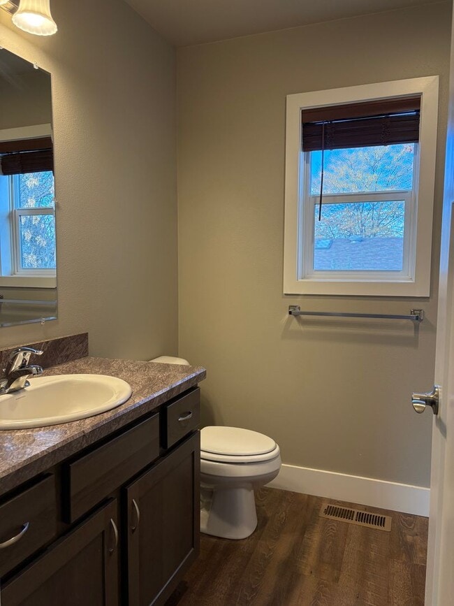 Building Photo - Beautiful 3 Bed Townhome