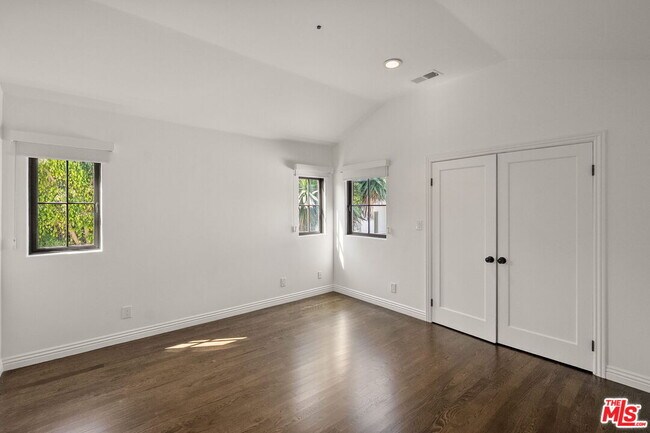 Building Photo - 516 Lincoln Blvd