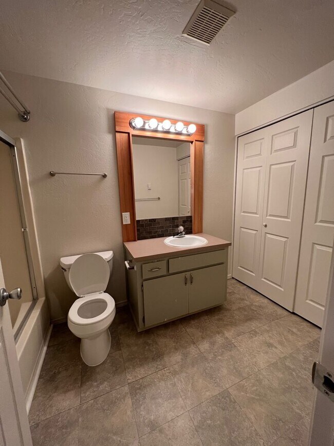 Building Photo - 2 Bedroom Condo in Lake Oswego