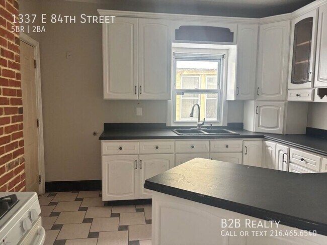 Building Photo - 1337 E 84th St