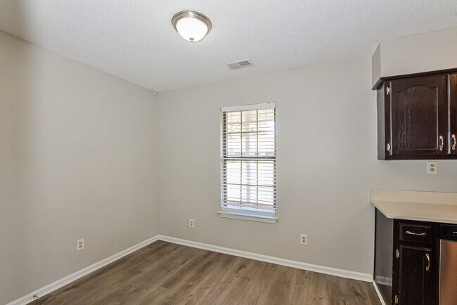 Building Photo - 6659 Ashland Dr