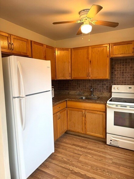 Building Photo - 708 W Bittersweet Pl