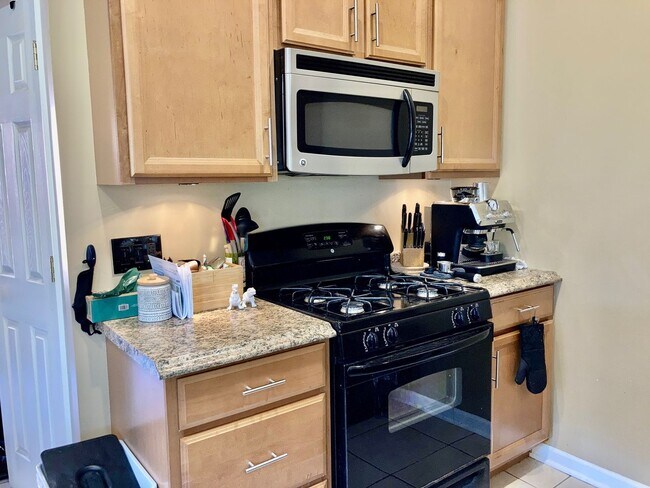 Building Photo - 1627 W Porter St