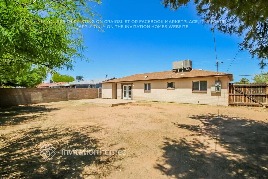 Building Photo - 3237 E Windsor Ave