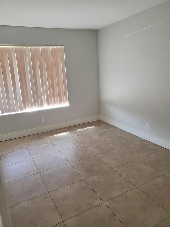 Building Photo - 96 Lakeview Cir