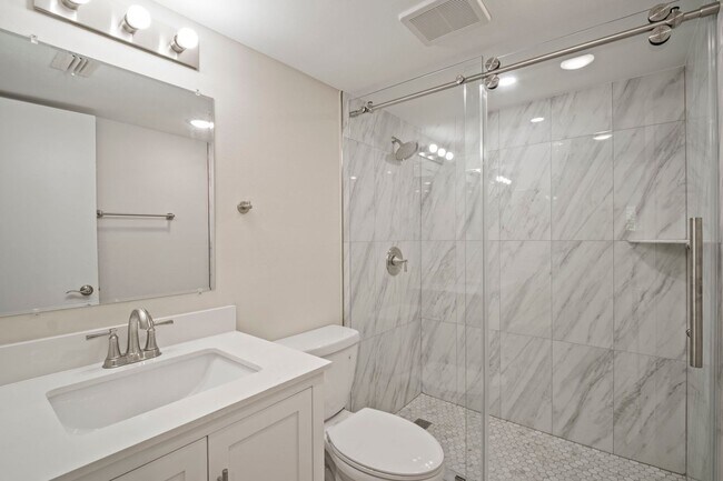 Building Photo - Nicely Renovated 2 bedrooms 2 bathrooms Co...