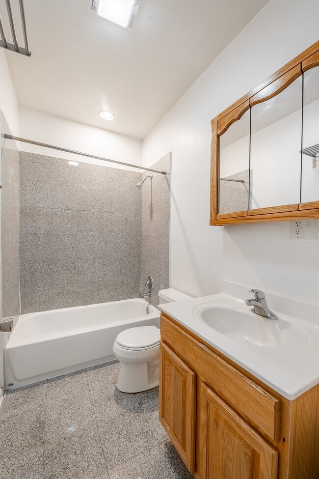 Building Photo - 910 W 19th Pl