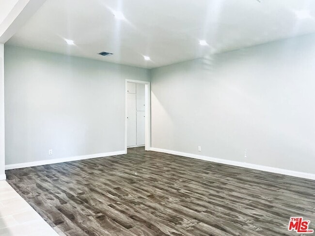 Building Photo - 624 N Toluca Park Dr