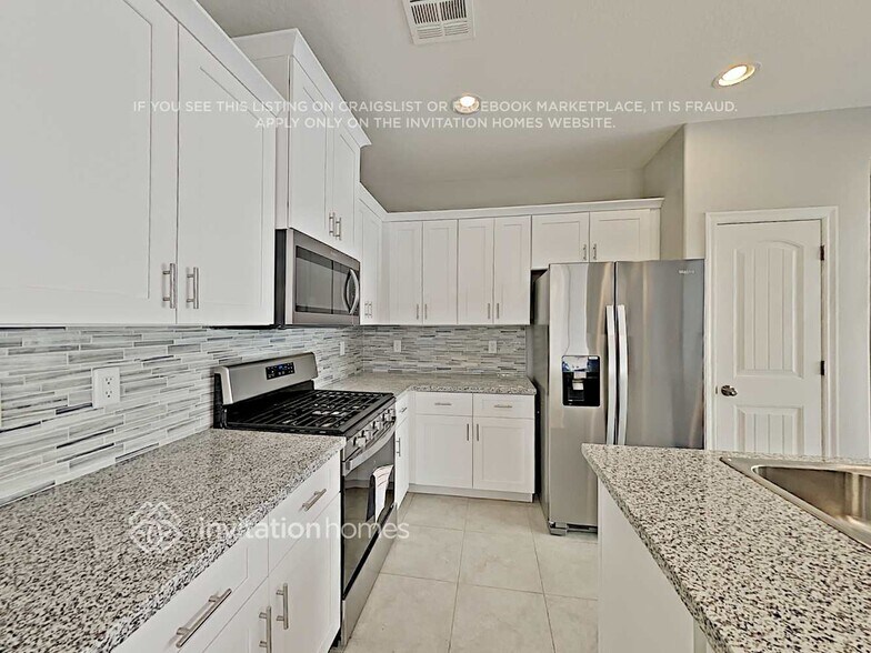 Building Photo - 14511 W Port Royale Ln