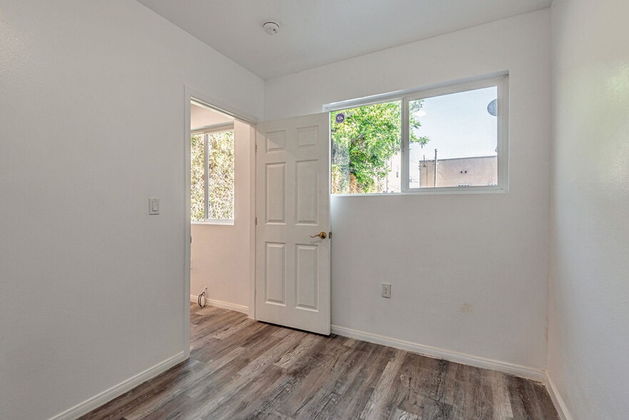 Building Photo - 849 W 43rd St