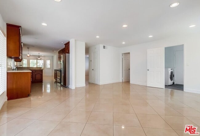 Building Photo - 687 Mt Carmel Dr