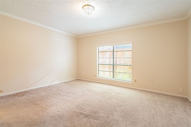 Building Photo - 2306 Potomac Dr