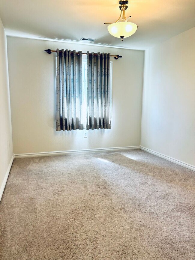Building Photo - Spacious Townhome, Close to Fort Riley!
