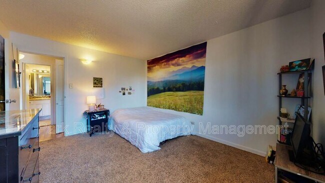 Building Photo - 555 E 10th Ave