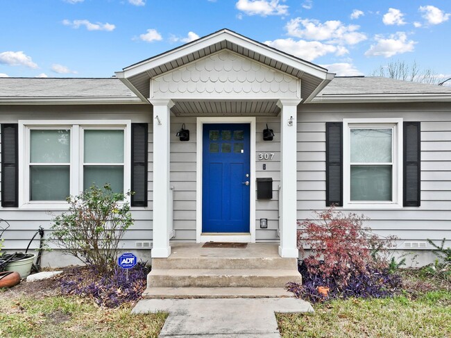 Building Photo - **Charming Home in Terrell Heights – Moder...