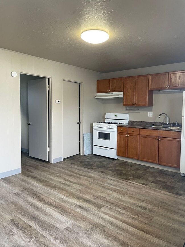 Building Photo - 1 Bedroom Apartment!