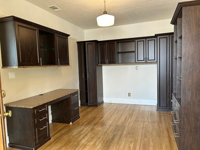 Building Photo - 2329 Curlew St