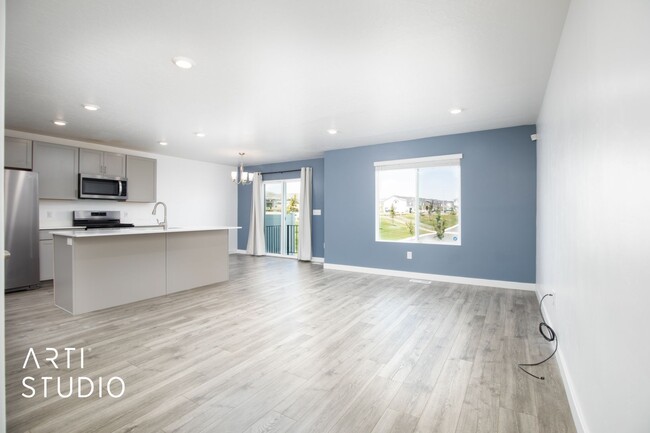 Building Photo - Beautiful Townhome in Lehi