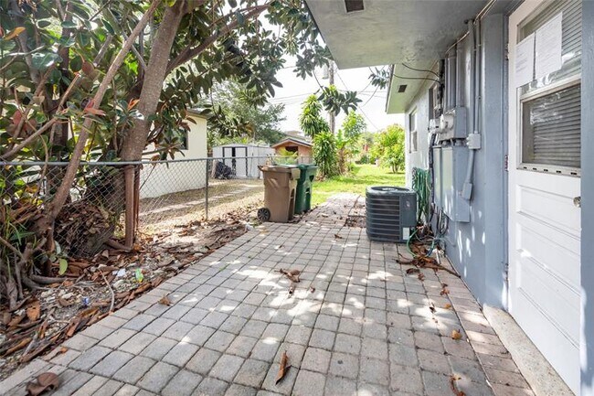 Building Photo - 6170 SW 43rd St