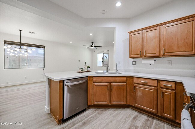 Building Photo - BRAND NEW 5 BEDROOM HOME IN PHOENIX