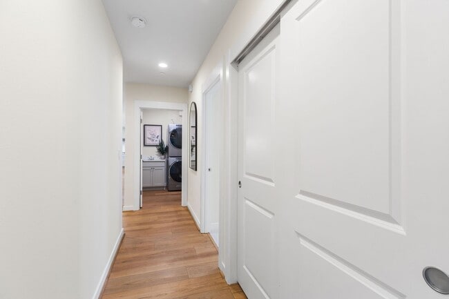 Building Photo - Comfort Meets Convenience in This Bellevue Condo