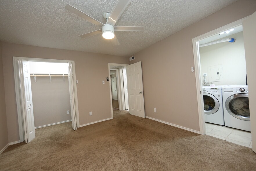 Building Photo - 7727 Meadow Park Dr