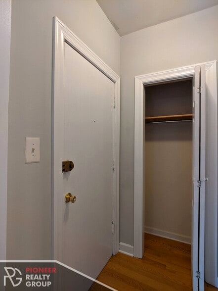 Building Photo - 3721 N Pine Grove Ave