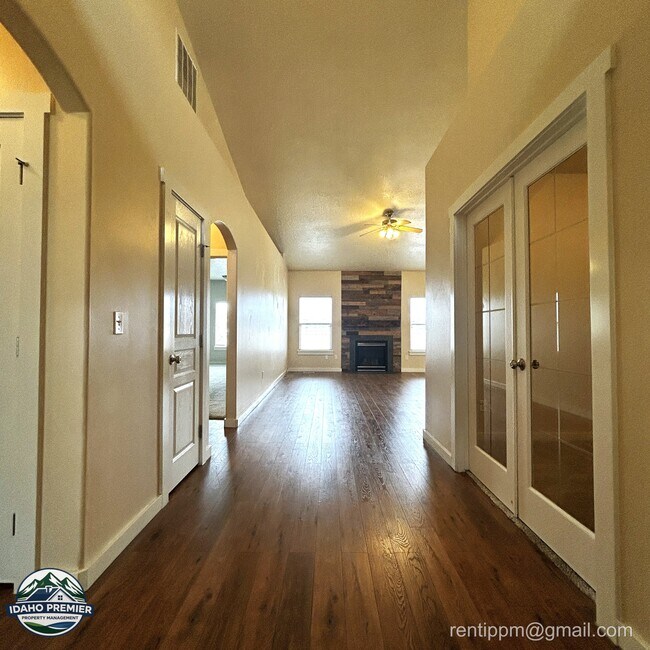 Building Photo - 2546 W Cerulean Dr