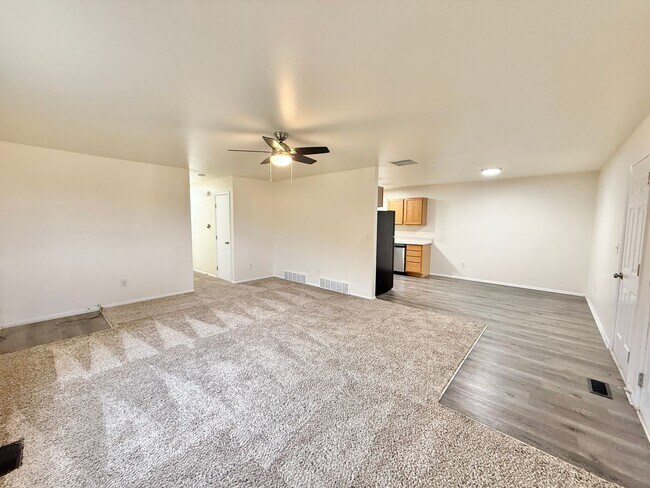 Building Photo - 632 E Clarion Dr