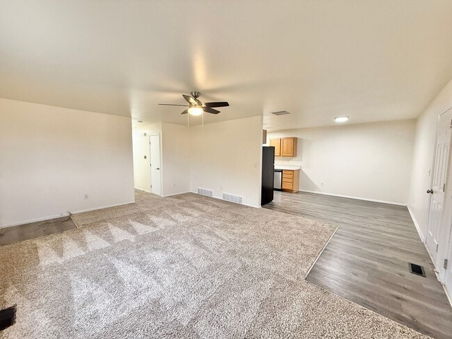 Building Photo - 636 E Clarion Dr