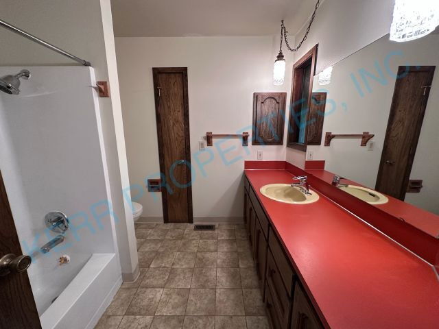 Building Photo - Charming 3-Bedroom Haven in Oregon City with 2 Full Baths – 1,350 Sq. Ft. of Comfort!