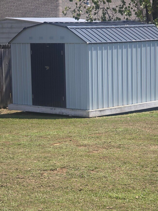 Building Photo - 565 Oakdale Dr